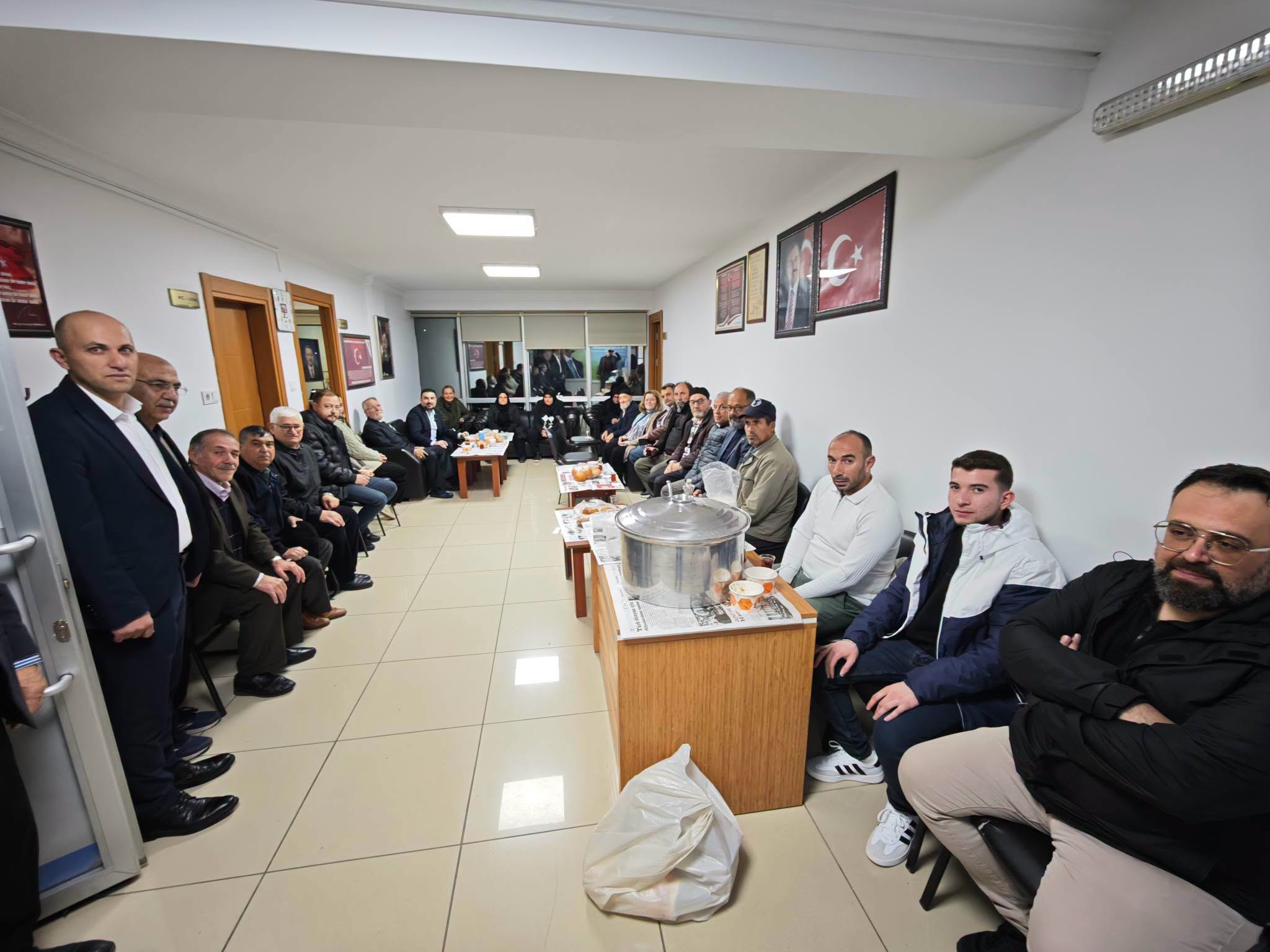 AK Parti Afyonkarahisar İl Başkanı Dr. Özgür Kavak, sabah saatlerinde