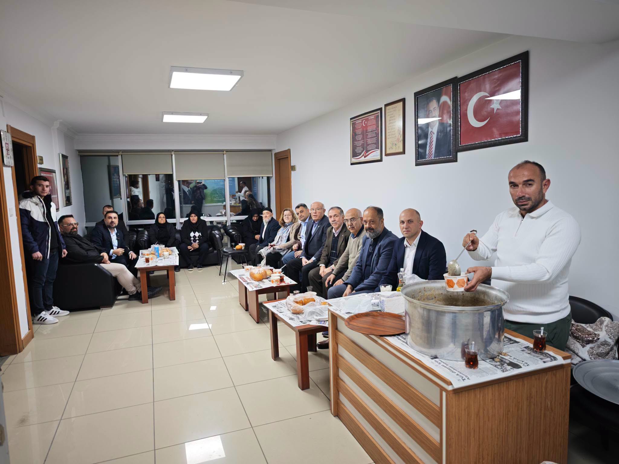 Özgür Kavak güne vatandaşlarla kahvaltıda başladı