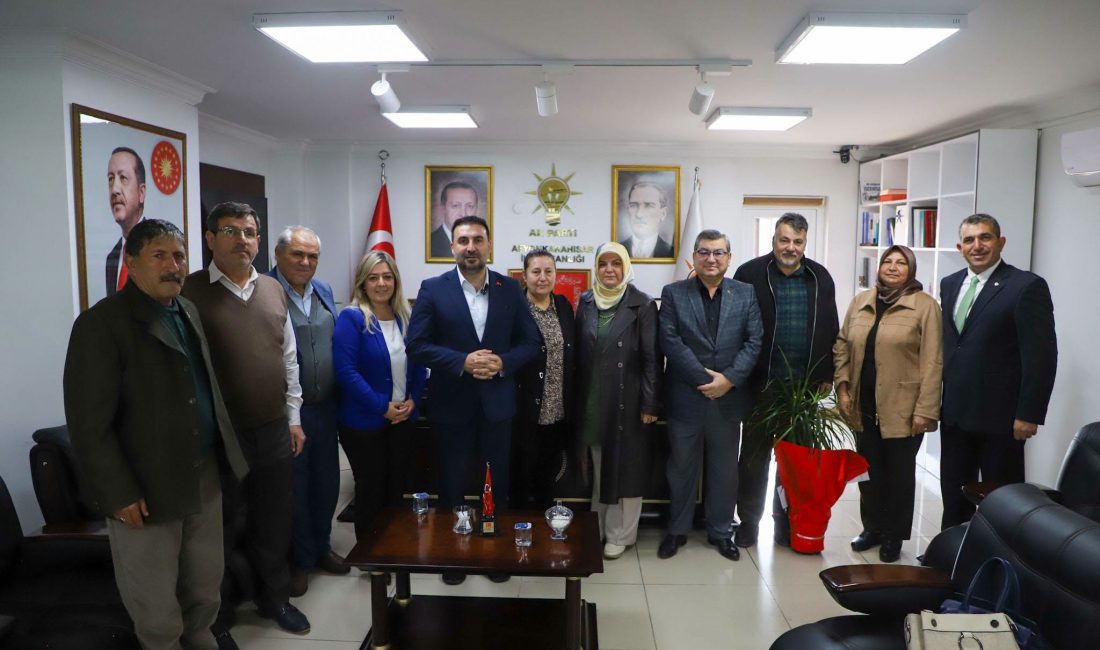 AK Parti Afyonkarahisar İl Başkanı Dr. Özgür Kavak, İl Başkanlığında