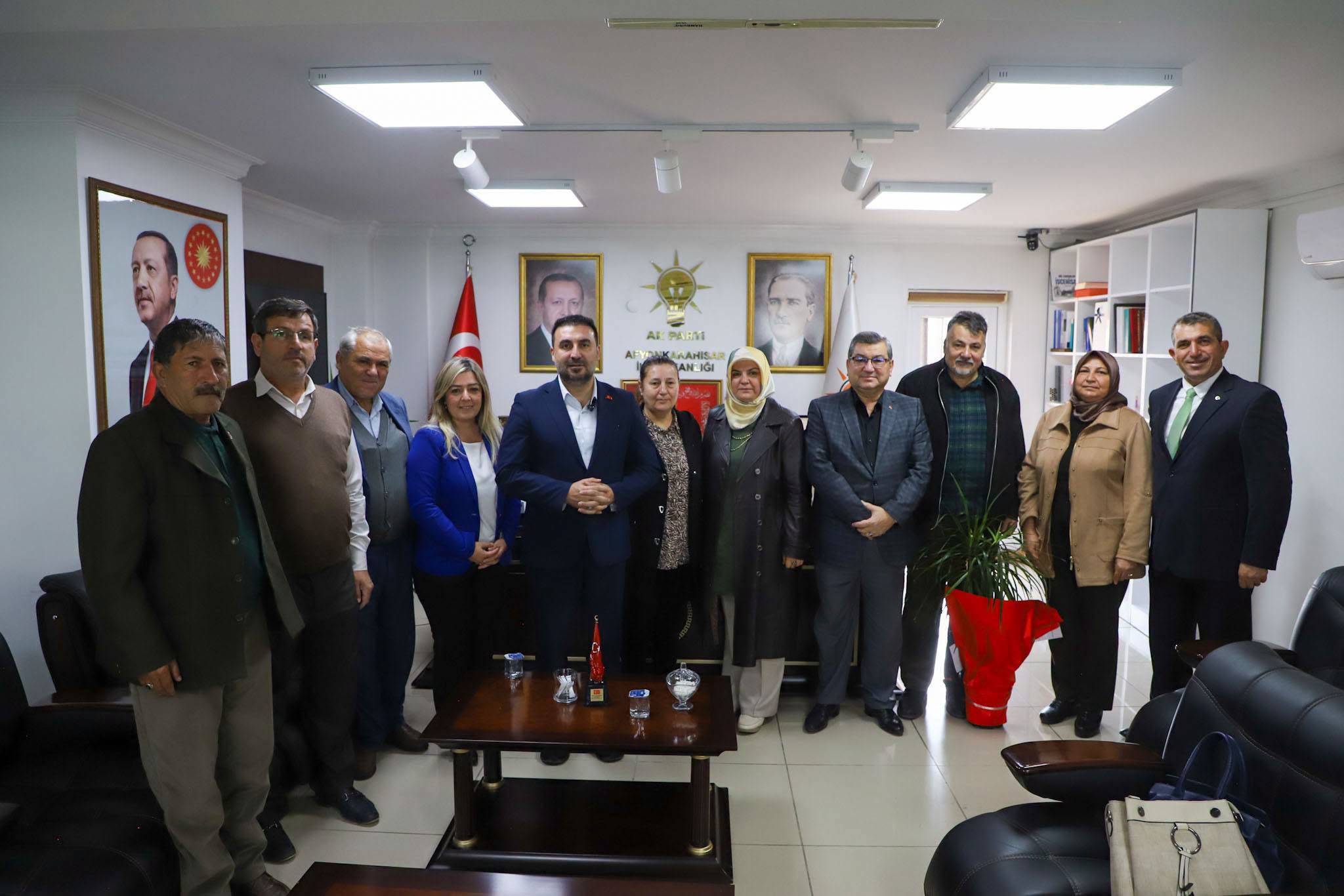 AK Parti Afyonkarahisar İl Başkanı Dr. Özgür Kavak, İl Başkanlığında