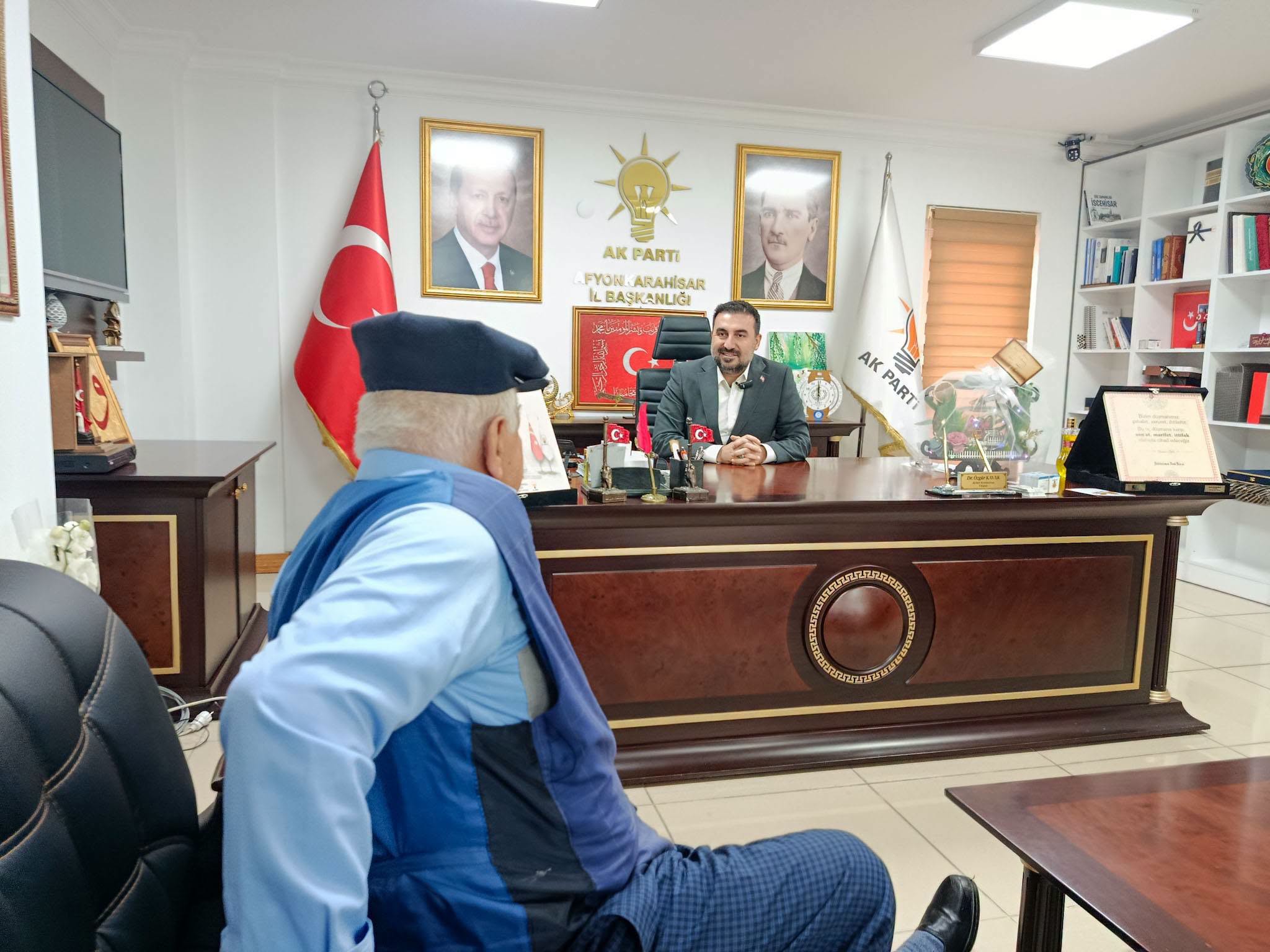 Özgür Kavak, şehit babasını ağırladı 1 Özgür Kavak, şehit babasını ağırladı