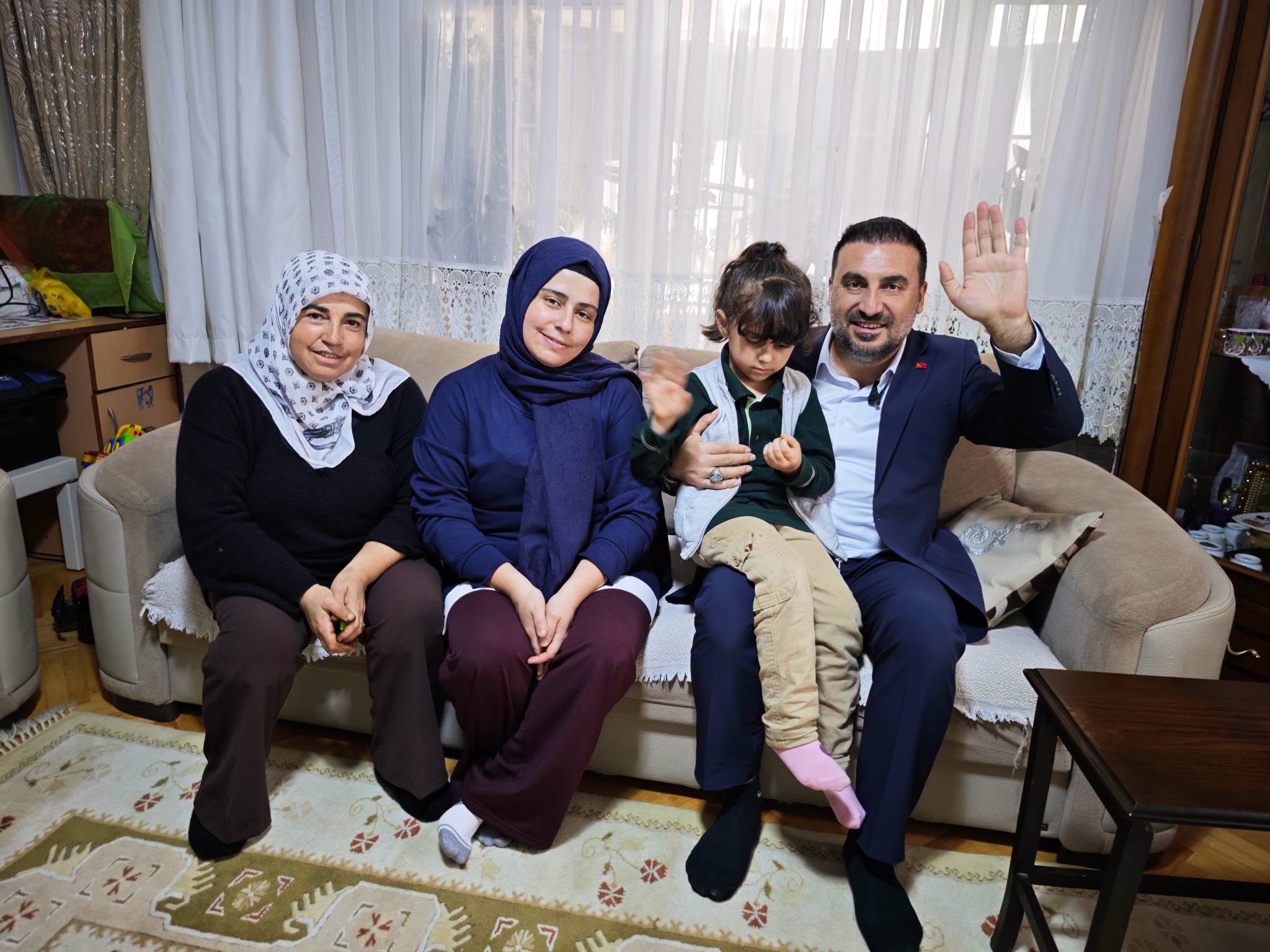 Özgür Kavak, teşkilat mensubunu yalnız bırakmadı 3 Özgür Kavak, teşkilat mensubunu yalnız bırakmadı
