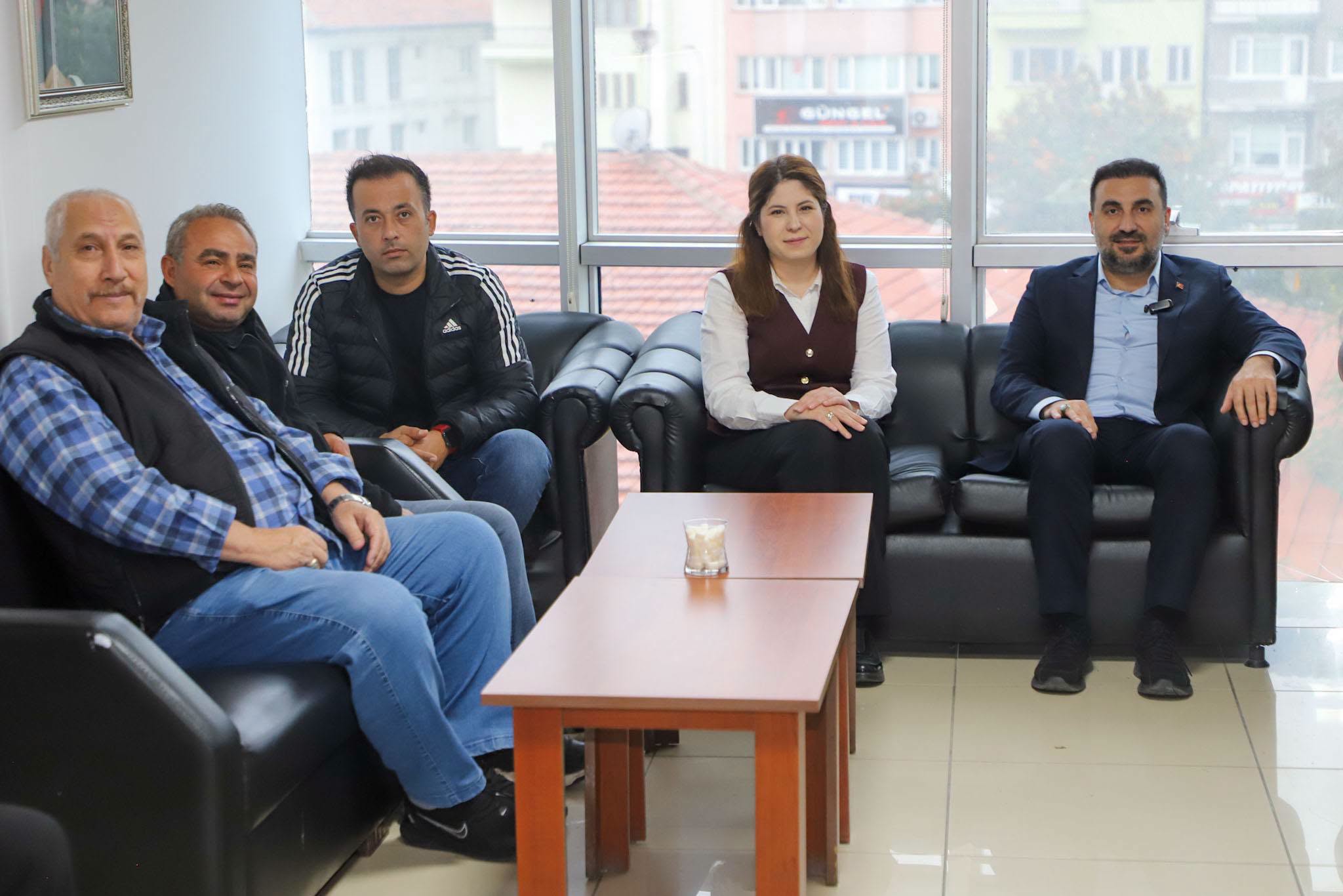 Özgür Kavak vatandaşların taleplerini dinliyor