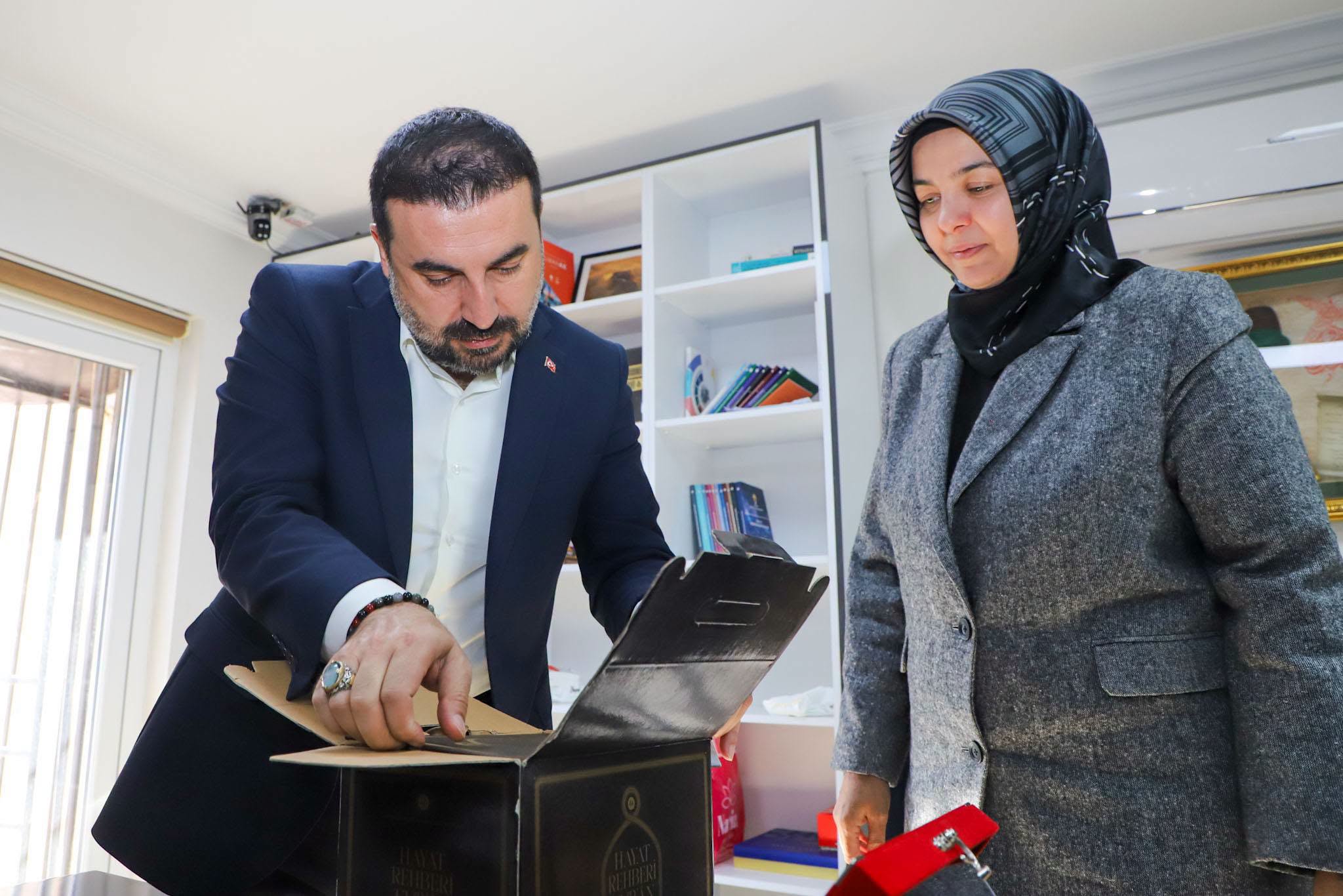 Özgür Kavak’a anlamlı hediye