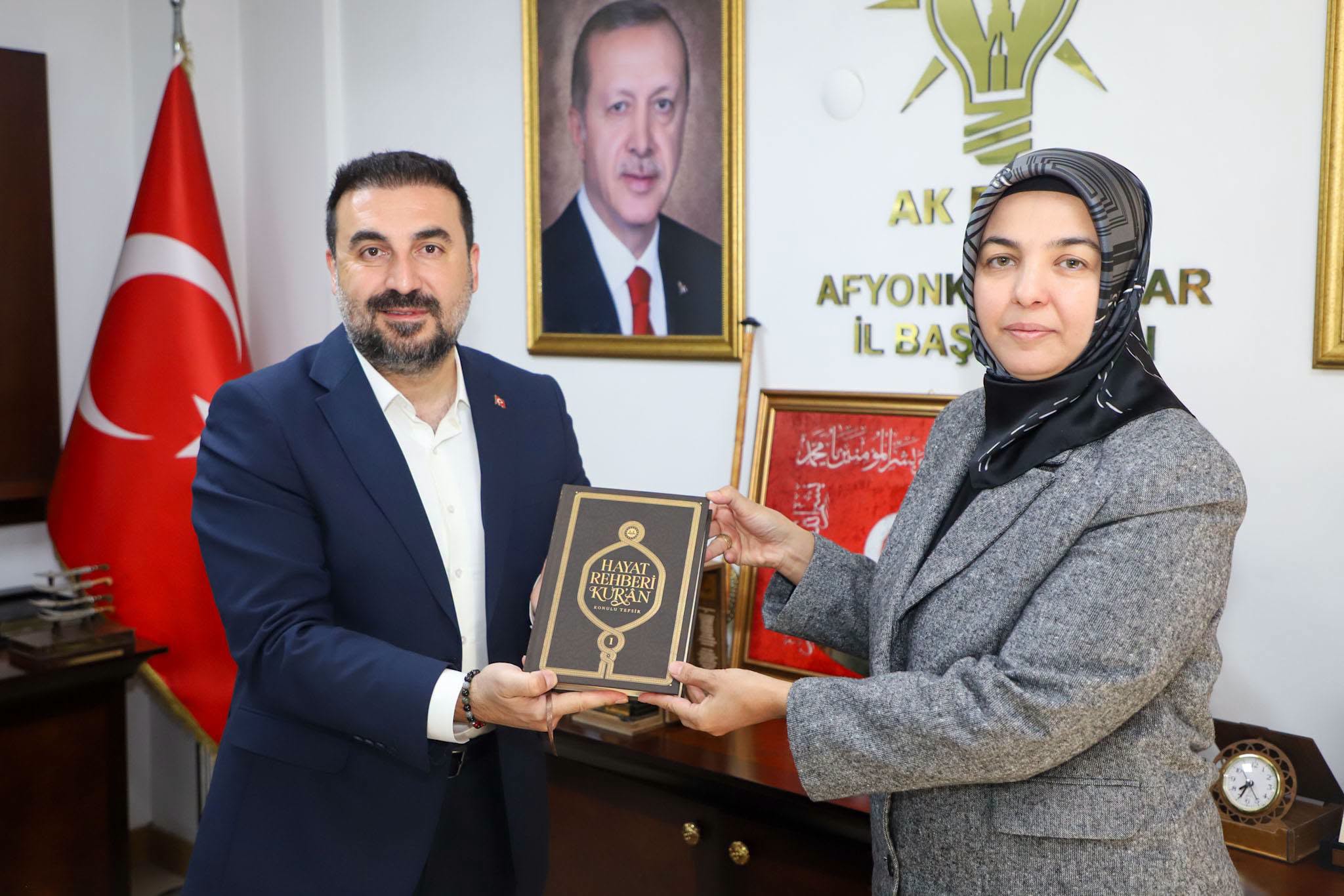 Özgür Kavak’a anlamlı hediye