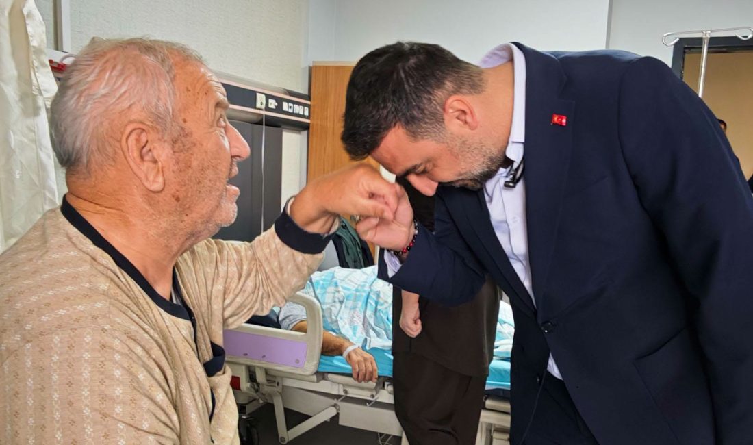 AK Parti Afyonkarahisar İl Başkanı Dr. Özgür Kavak, beraberindeki il