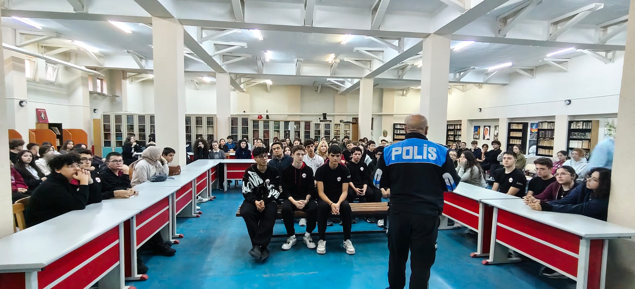Polis ekipleri, Afyon’da gençleri bilinçlendiriyor 1 Polis ekipleri, Afyon’da gençleri bilinçlendiriyor