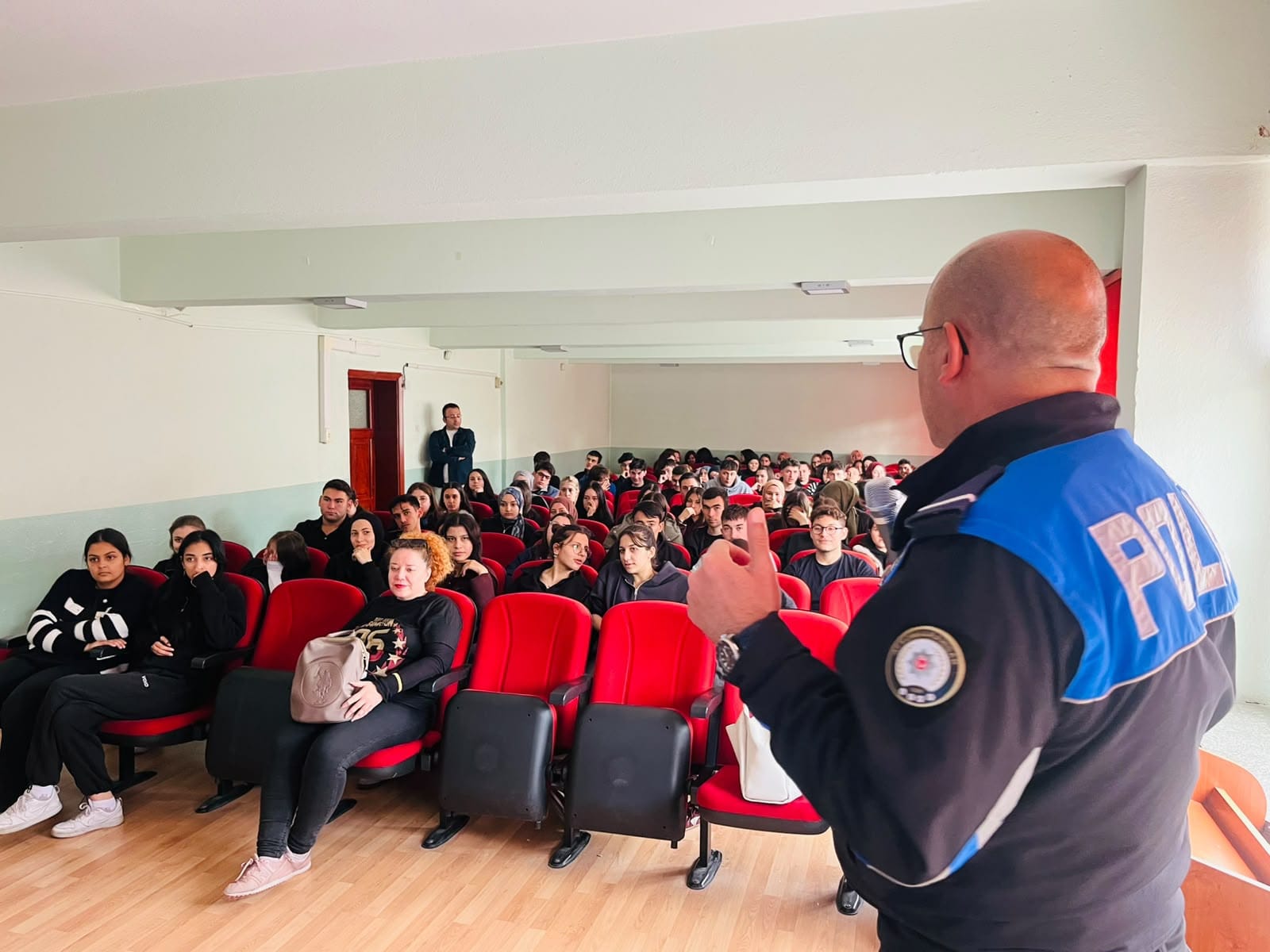 Polis ekiplerinden lise öğrencilerine güvenlik eğitimi 1 Polis ekiplerinden lise öğrencilerine güvenlik eğitimi