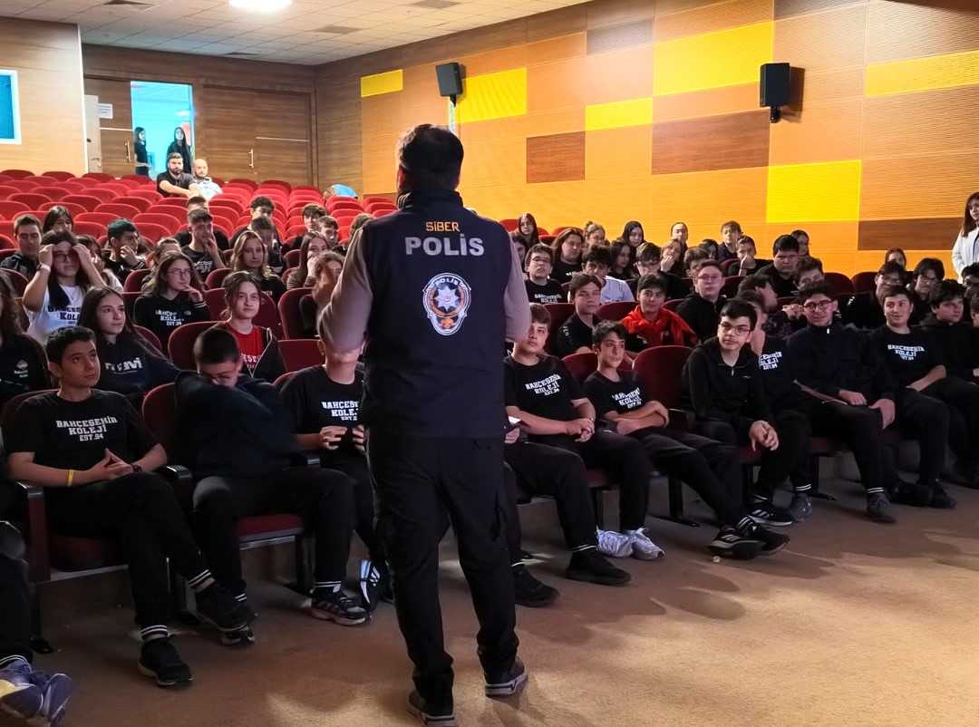 Polisten öğrencilere dijital dünya uyarısı 3 Polisten öğrencilere dijital dünya uyarısı