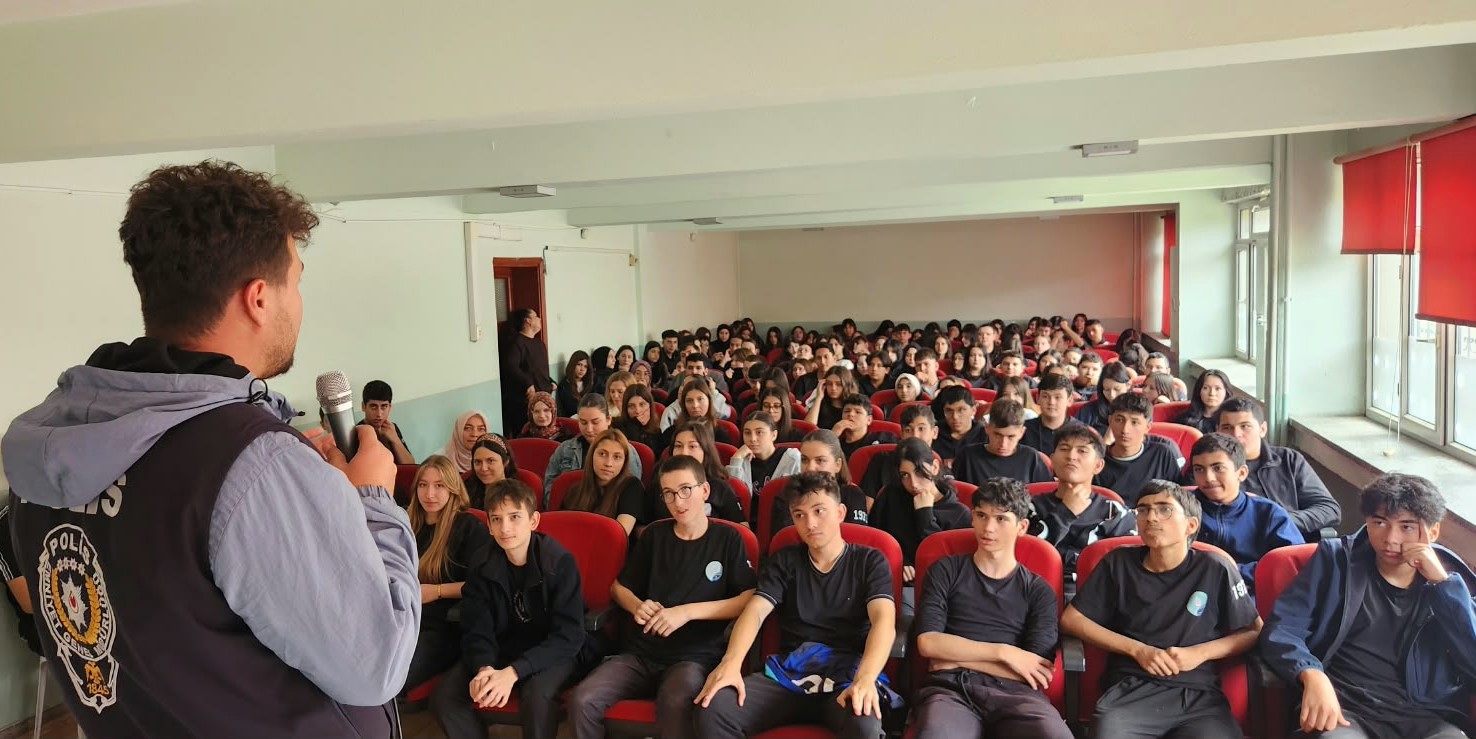 Polisten öğrencilere dijital dünya uyarısı