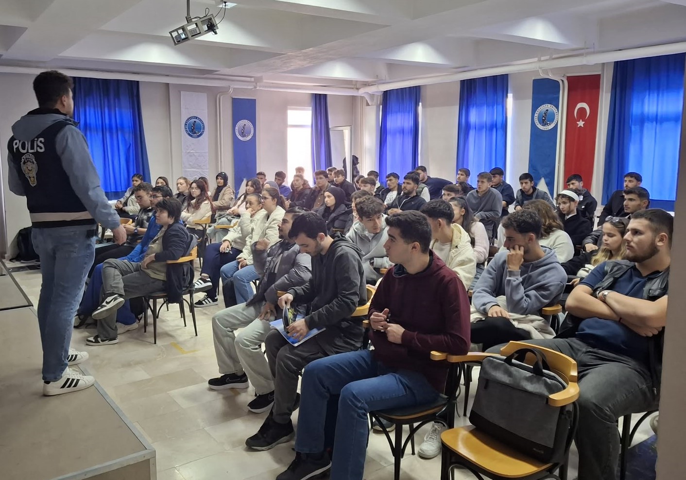 Polisten öğrencilere dijital dünya uyarısı