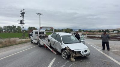 Afyonkarahisar’ın Emirdağ ilçesinde meydana gelen trafik kazasında kontrolden çıkan otomobil