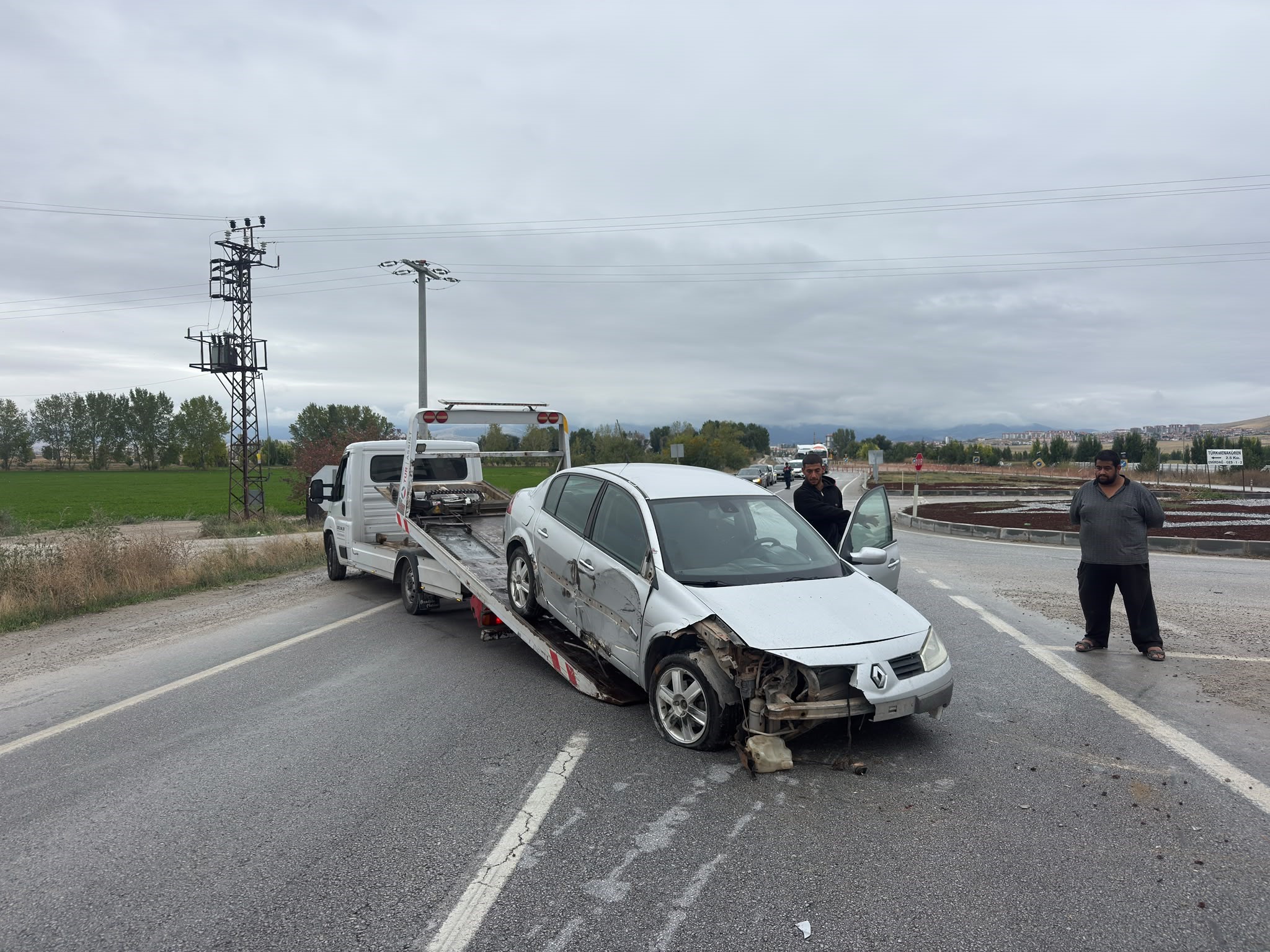 Afyonkarahisar’ın Emirdağ ilçesinde meydana gelen trafik kazasında kontrolden çıkan otomobil