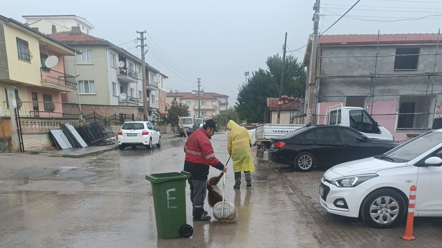Sağanak yağış temizlik çalışmalarını durduramadı 5 Sağanak yağış temizlik çalışmalarını durduramadı