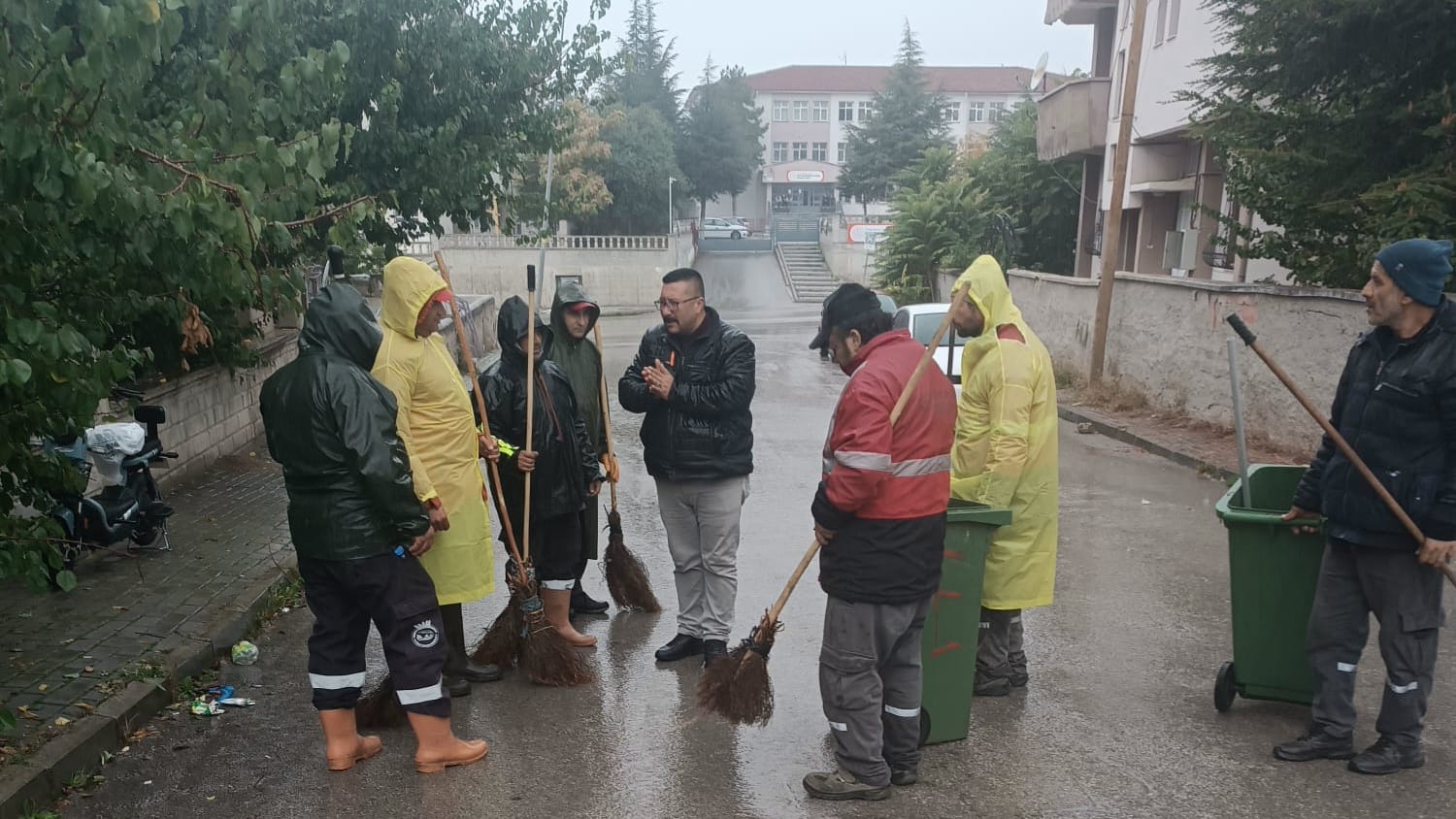 Sağanak yağış temizlik çalışmalarını durduramadı