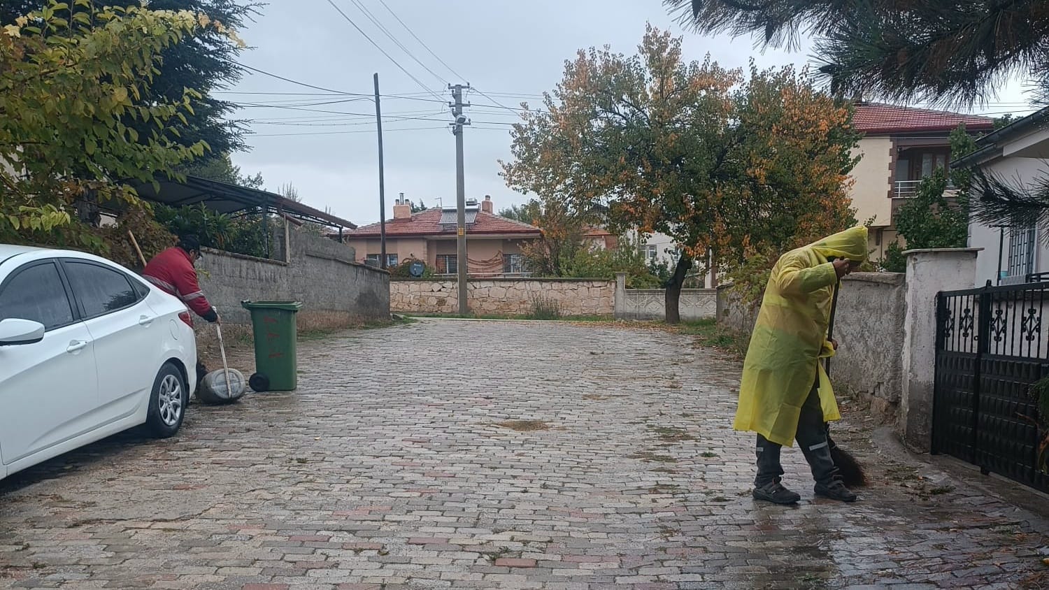 Sağanak yağış temizlik çalışmalarını durduramadı