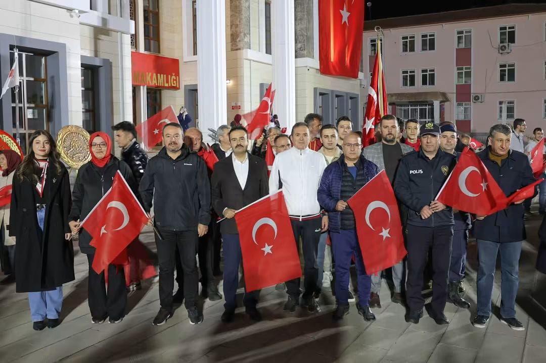 Sandıklı’da Cumhuriyet için Bayrak Yürüyüşü