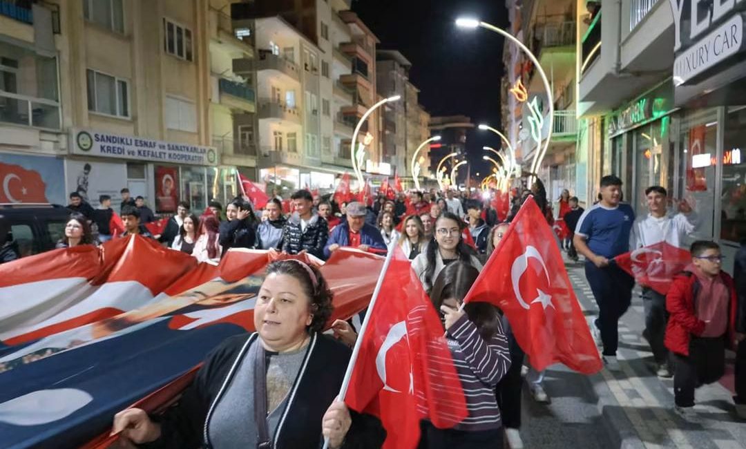Afyonkarahisar'ın Sandıklı ilçesinde 29 Ekim Cumhuriyet Bayramı dolayısıyla "Bayrak Yürüyüşü"