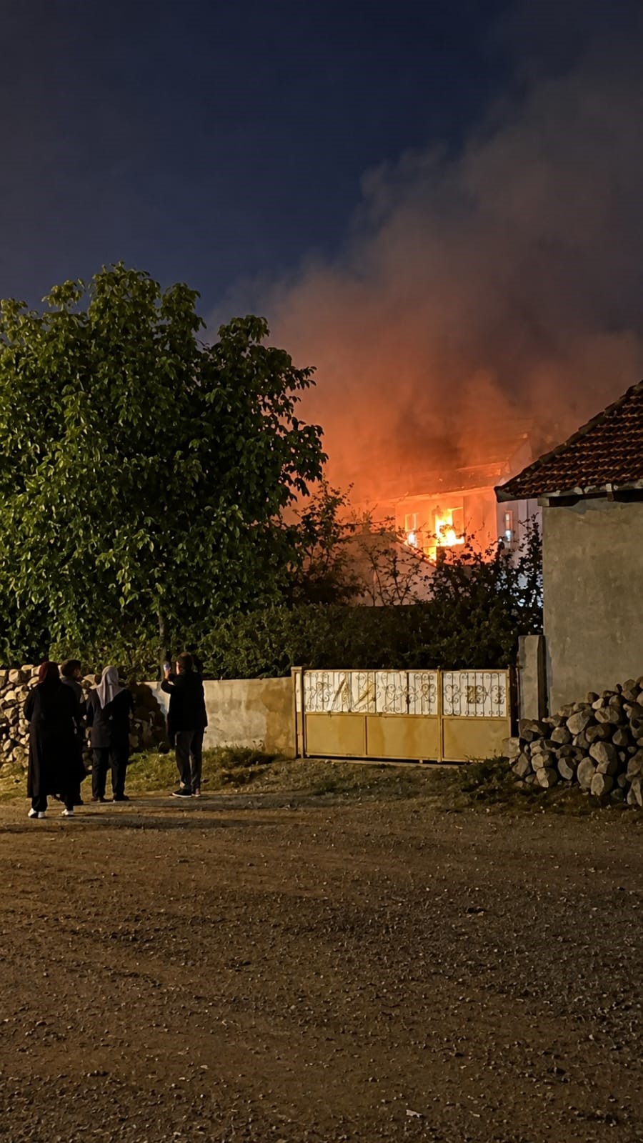 Şuhut'ta korkutan ev yangını