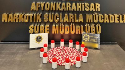 Afyonkarahisar’da şüphe üzerine durdurulan bir araçta yapılan aramada 594 adet