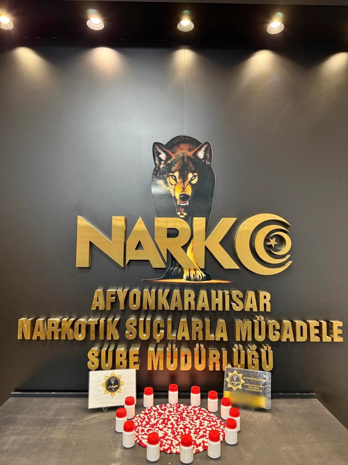 Şüpheli araçtan yüzlerce uyuşturucu hap çıktı 1 Şüpheli araçtan yüzlerce uyuşturucu hap çıktı