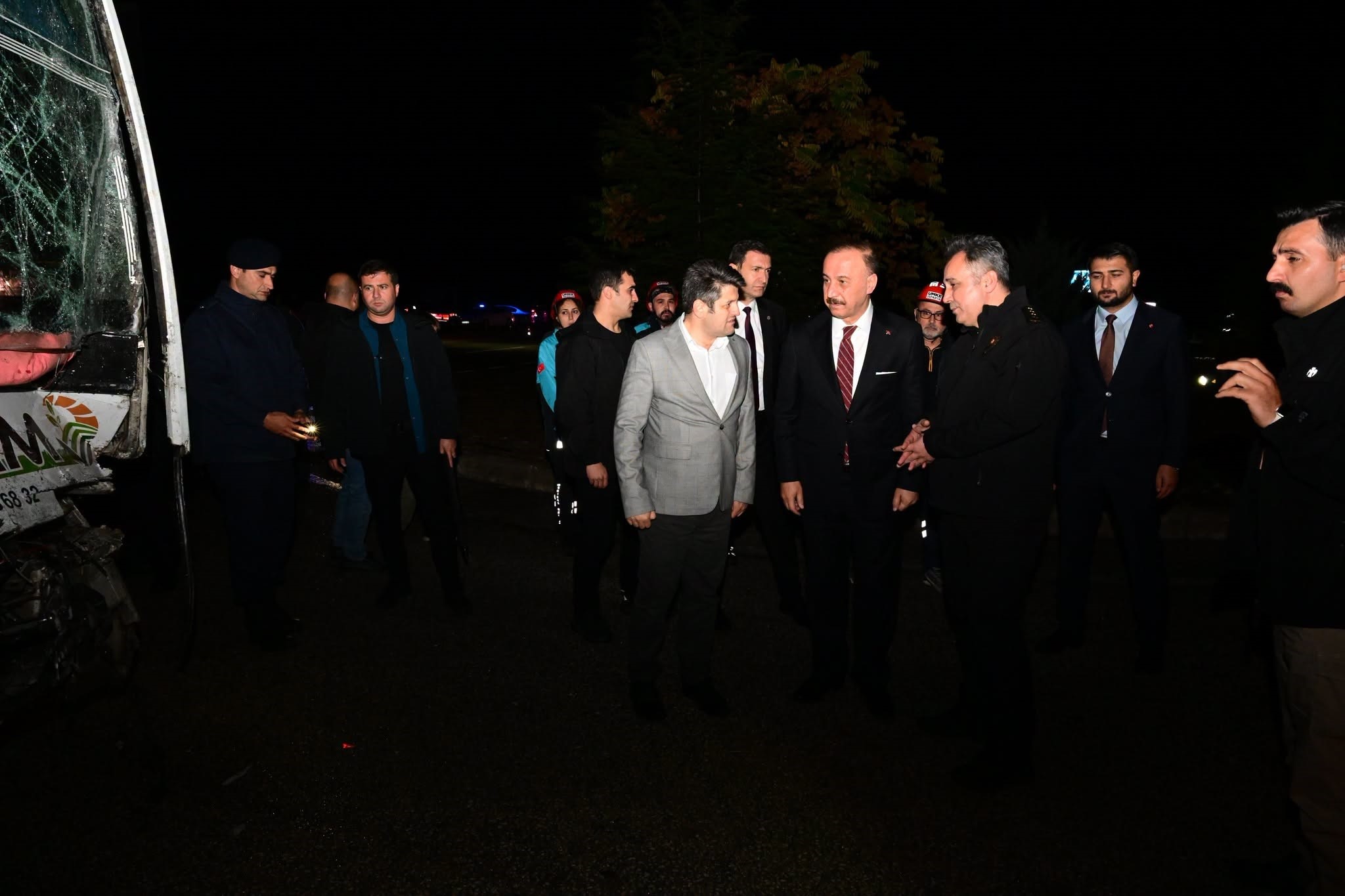 Tarım işçilerini taşıyan midibüs ile tır çarpıştı: 17 yaralı 1 Tarım işçilerini taşıyan midibüs ile tır çarpıştı: 17 yaralı