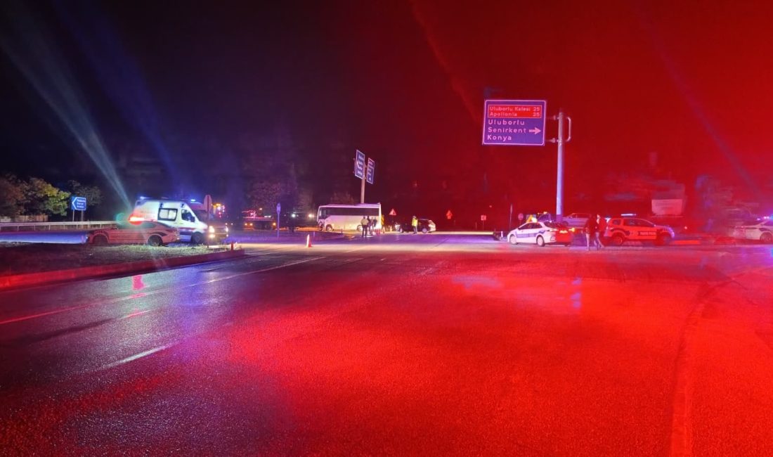 Isparta'nın Keçiborlu ilçesinde tarım işçilerini taşıyan midibüs ile tırın çarpışması