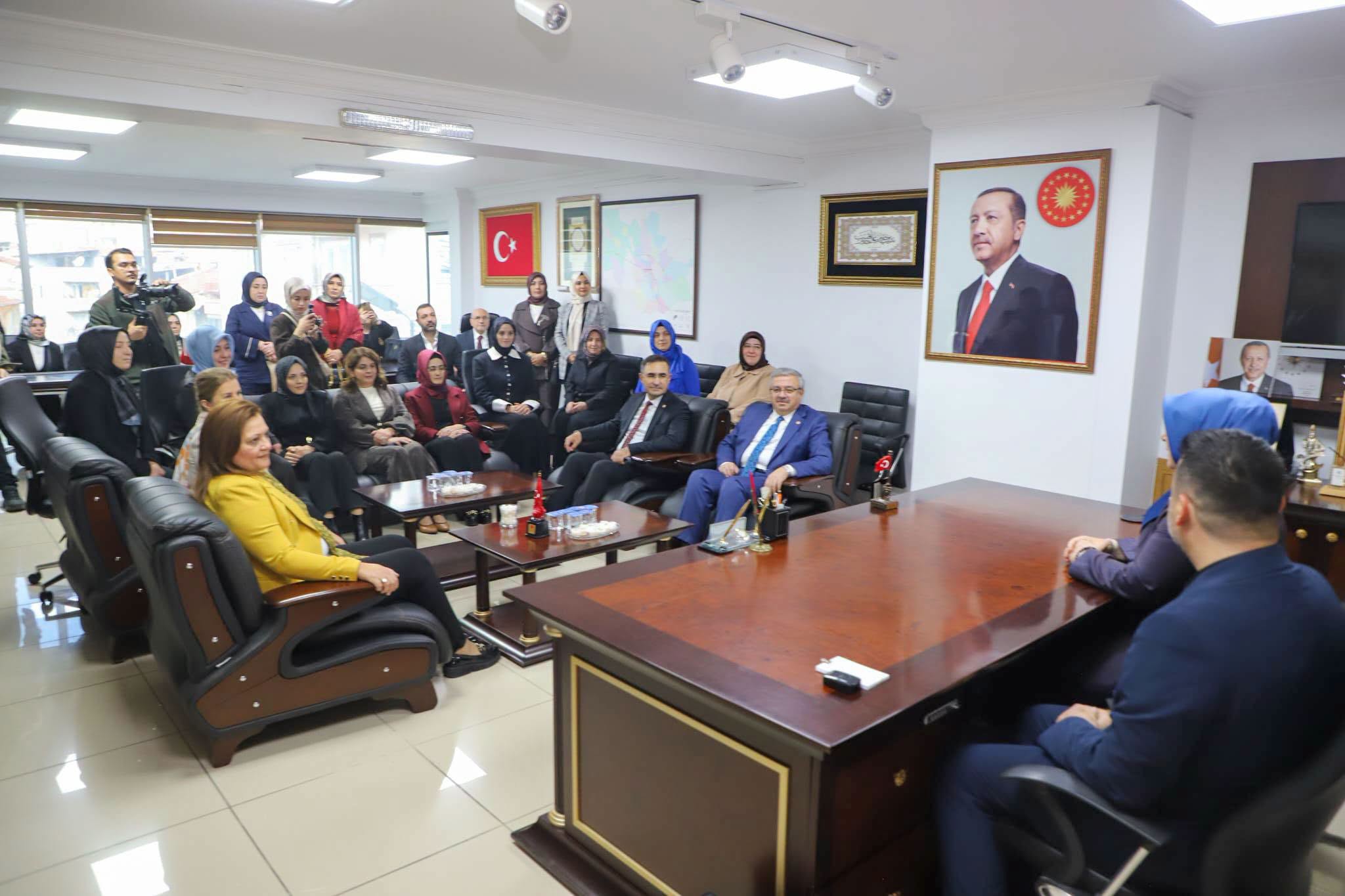 Tuğba Işık Ercan, AK Parti teşkilatıyla buluştu 8 Tuğba Işık Ercan, AK Parti teşkilatıyla buluştu
