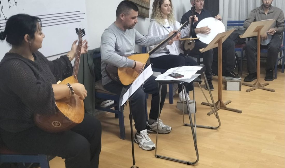 Afyonkarahisar Belediyesi Musiki Eğitim Merkezi bünyesinde faaliyetlerini sürdüren Türk Halk