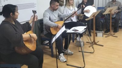 Afyonkarahisar Belediyesi Musiki Eğitim Merkezi bünyesinde faaliyetlerini sürdüren Türk Halk