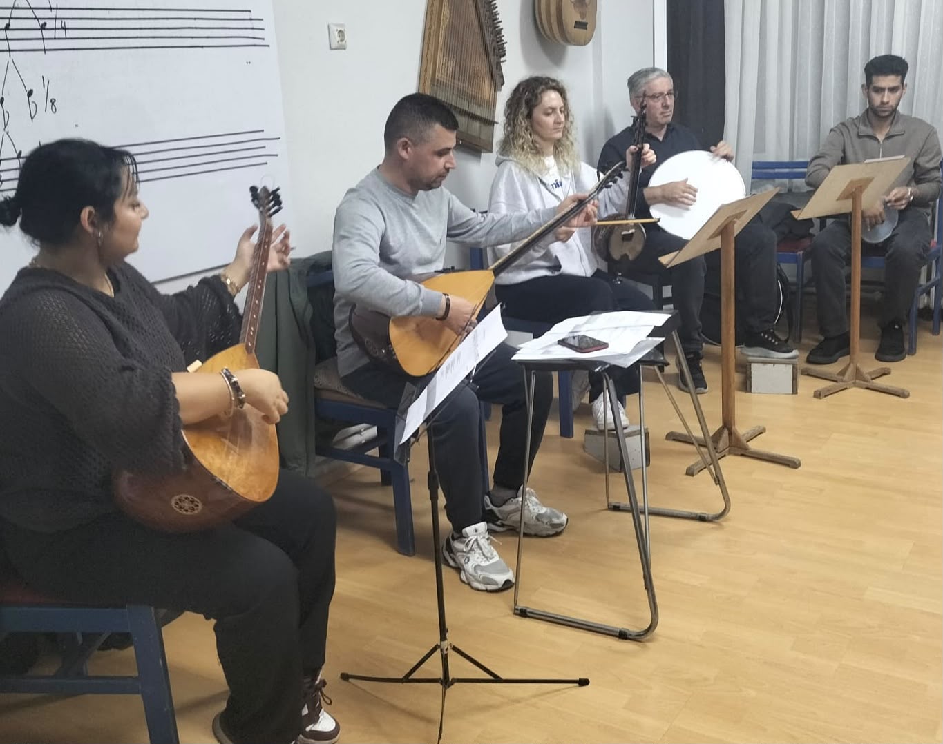 Afyonkarahisar Belediyesi Musiki Eğitim Merkezi bünyesinde faaliyetlerini sürdüren Türk Halk