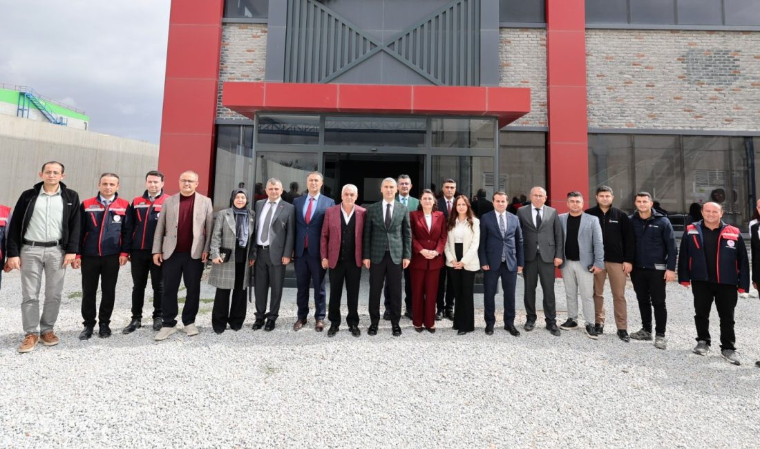 Afyonkarahisar Valisi Dr. Naci Aktaş, eşi Nagihan Aktaş ile birlikte