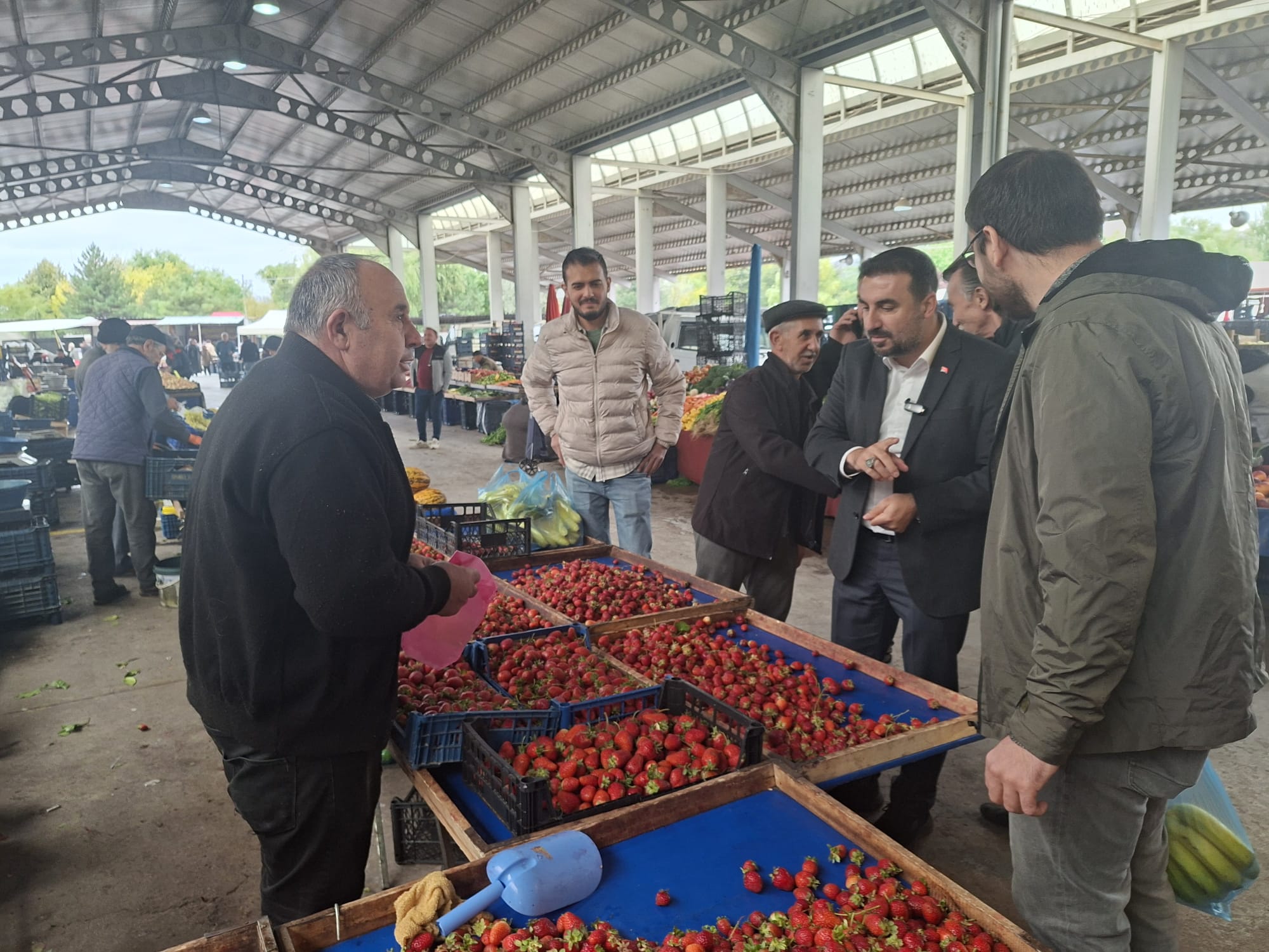 Özgür Kavak pazarcı esnafıyla buluştu: Hem alışveriş yaptı hem istişare etti 3 Özgür Kavak pazarcı esnafıyla buluştu: Hem alışveriş yaptı hem istişare etti
