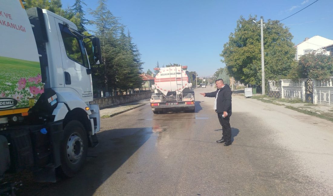 Bolvadin Belediyesi tarafından ilçe genelinde sürdürülen rutin temizlik çalışmalarına ek