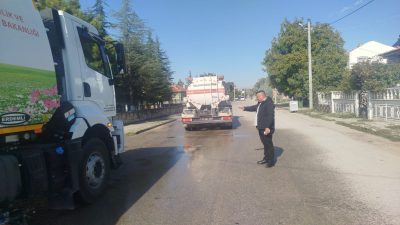 Bolvadin Belediyesi tarafından ilçe genelinde sürdürülen rutin temizlik çalışmalarına ek