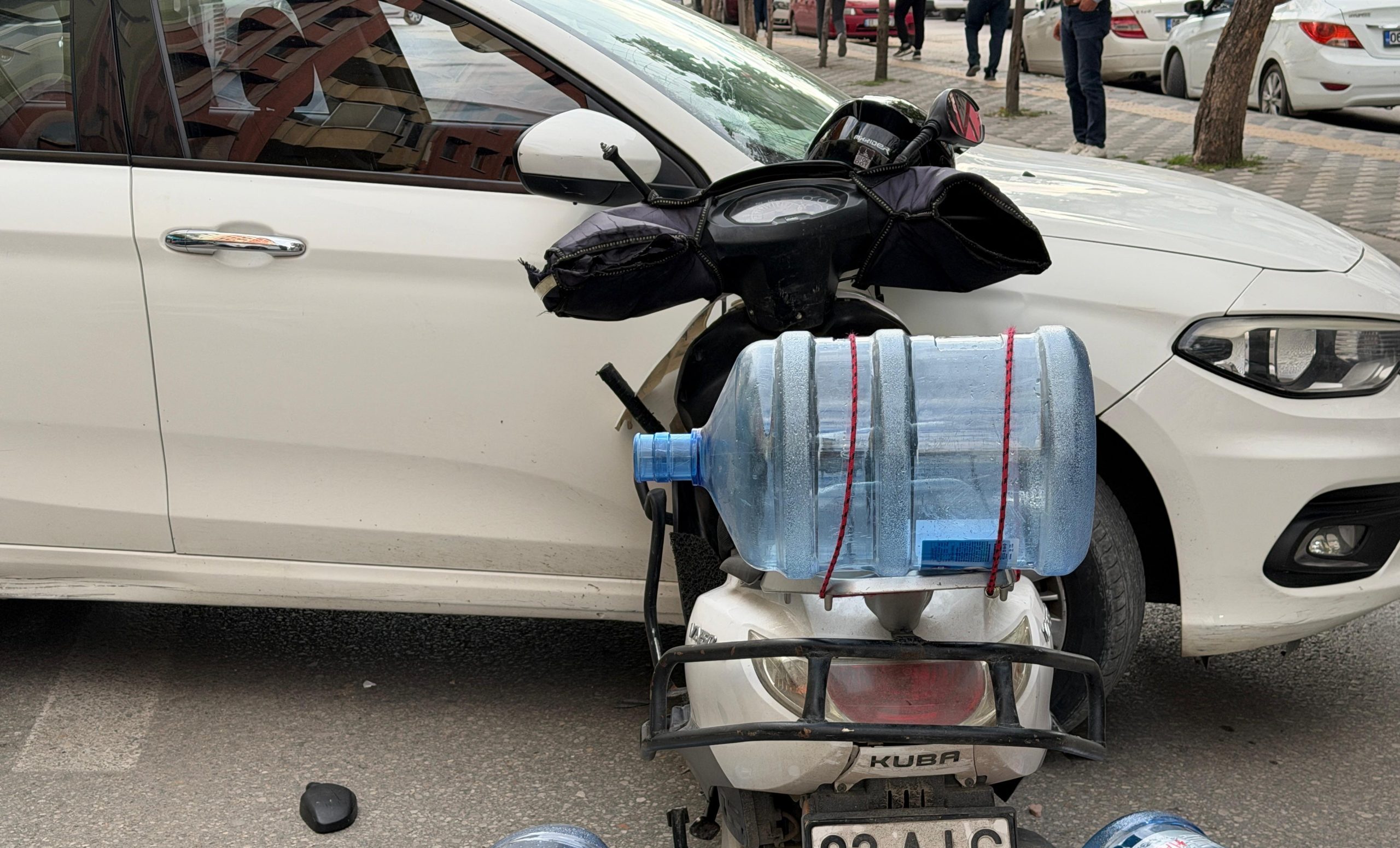 Motosiklet otomobile ok gibi saplandı! 1 Motosiklet otomobile ok gibi saplandı!