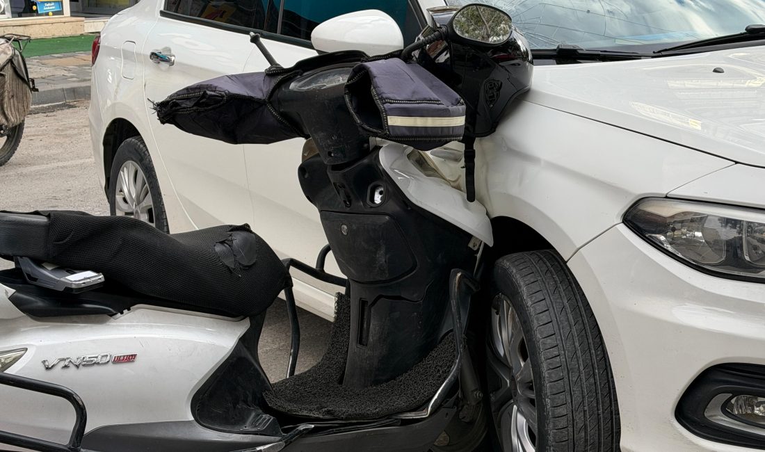 Afyonkarahisar’da meydana gelen trafik kazasında motosiklet, U dönüşü yapmak isteyen