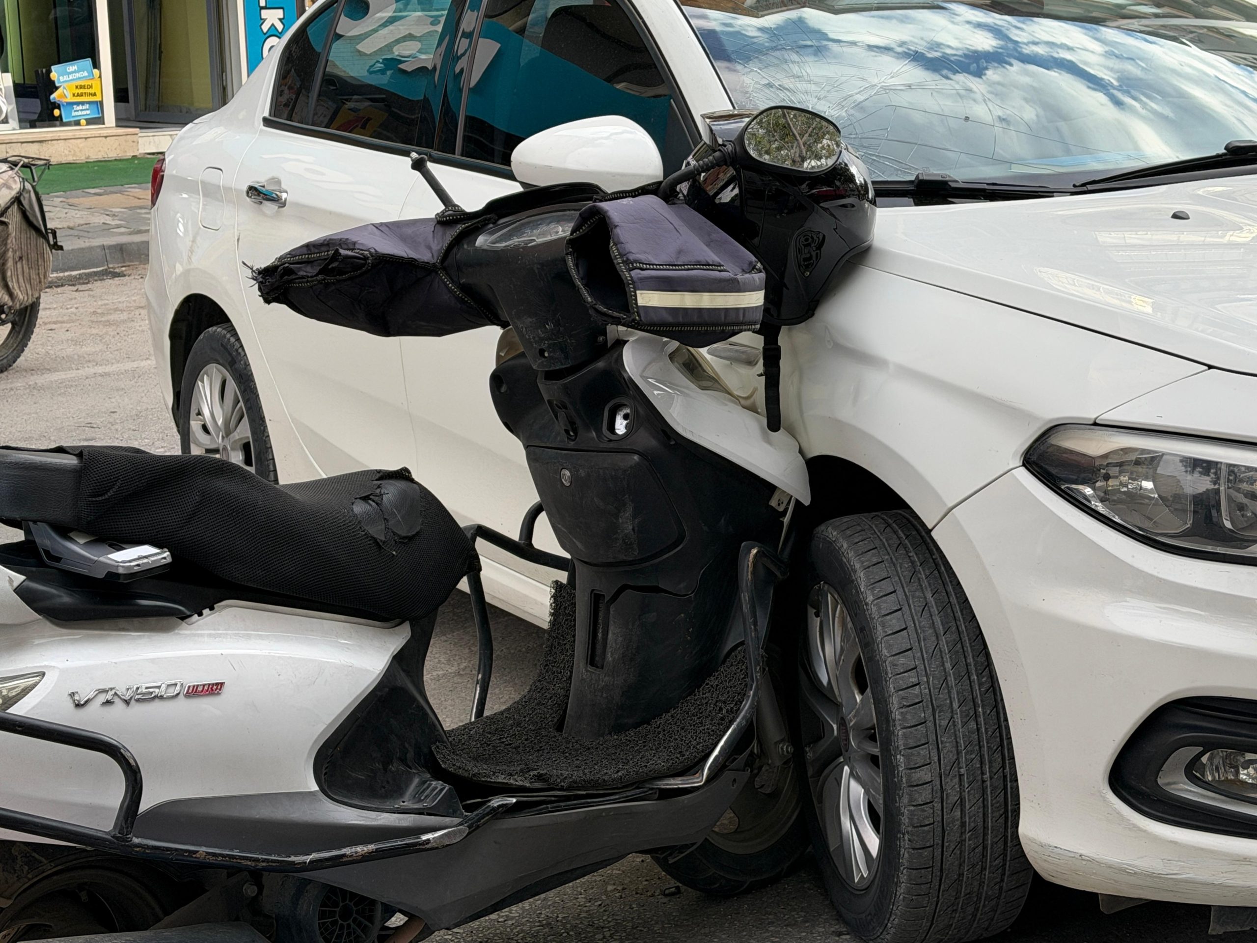 Afyonkarahisar’da meydana gelen trafik kazasında motosiklet, U dönüşü yapmak isteyen
