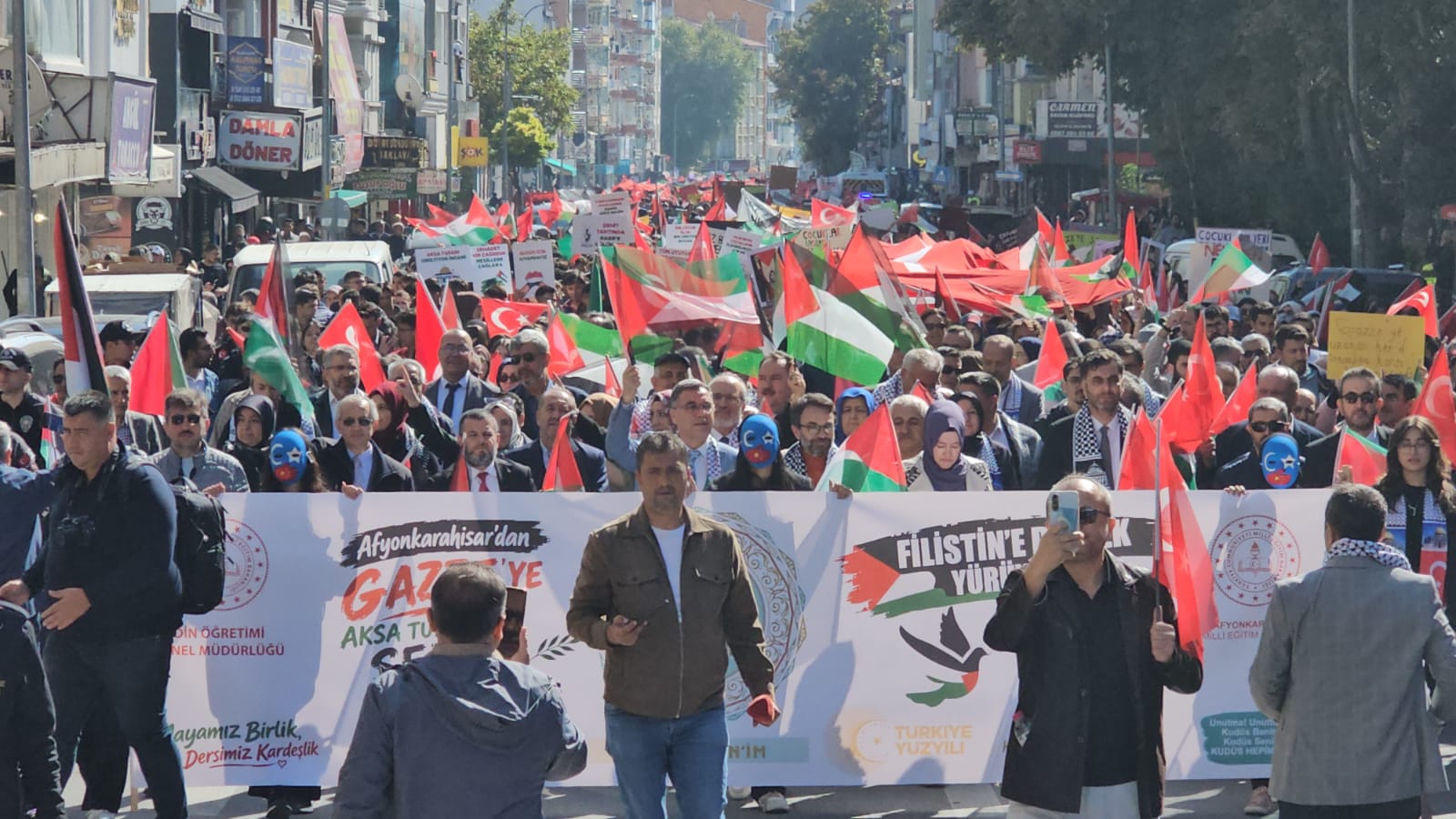 Afyonkarahisar’da Filistin için binlerce öğrenci yürüdü