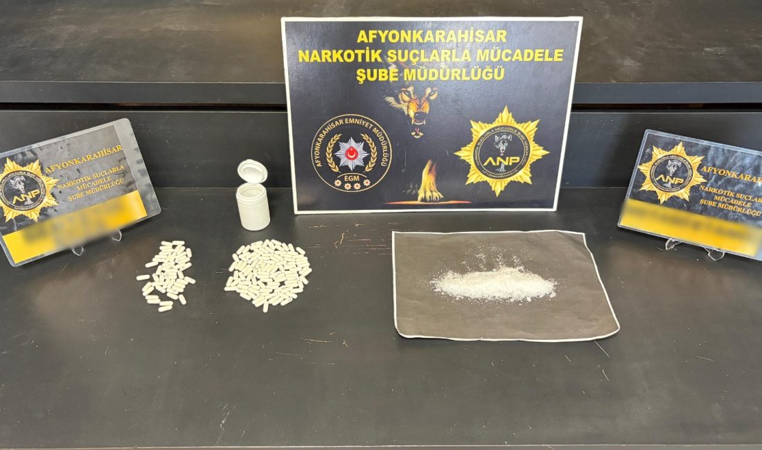 Afyonkarahisar’da polis ekiplerince gerçekleştirilen uygulama sırasında durdurulan bir otomobilde uyuşturucu