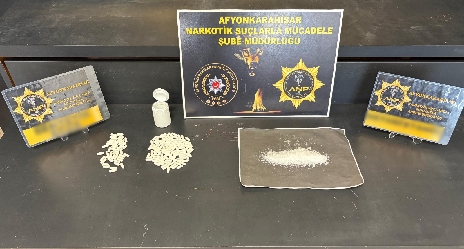 Afyonkarahisar’da polis ekiplerince gerçekleştirilen uygulama sırasında durdurulan bir otomobilde uyuşturucu