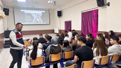 Afyonkarahisar İl Jandarma Komutanlığı ekiplerince Dinar ilçesinde bulunan liselerde öğrenci