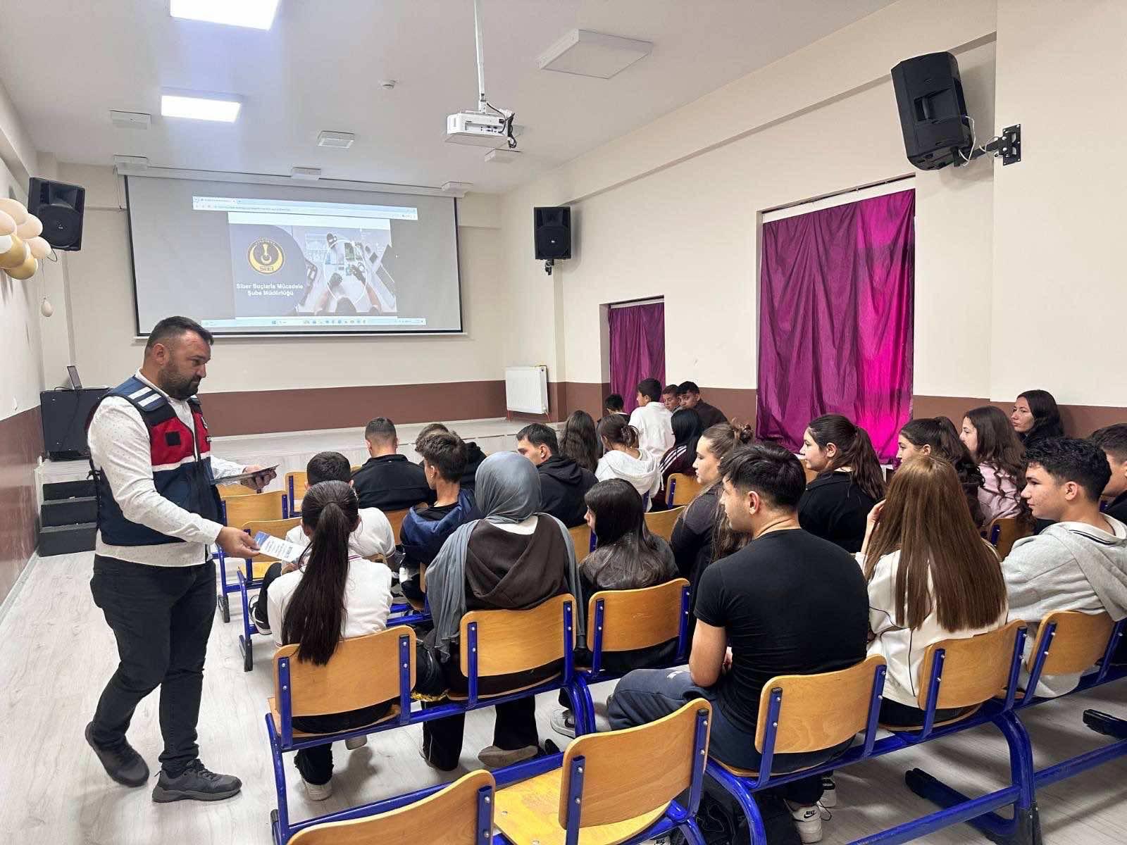 Afyonkarahisar İl Jandarma Komutanlığı ekiplerince Dinar ilçesinde bulunan liselerde öğrenci