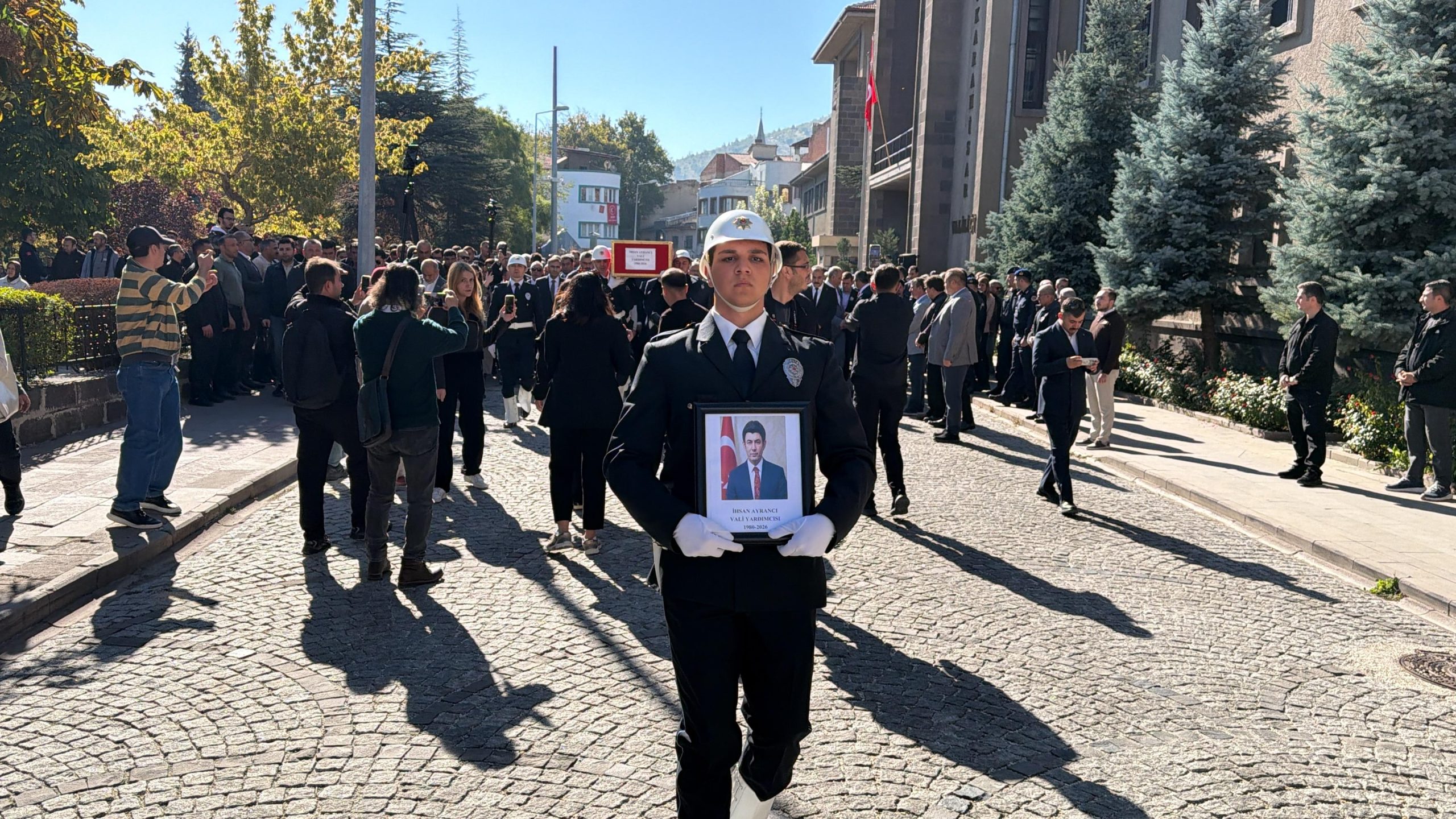 Valilik önünde İhsan Ayrancı’ya veda 2 Valilik önünde İhsan Ayrancı’ya veda