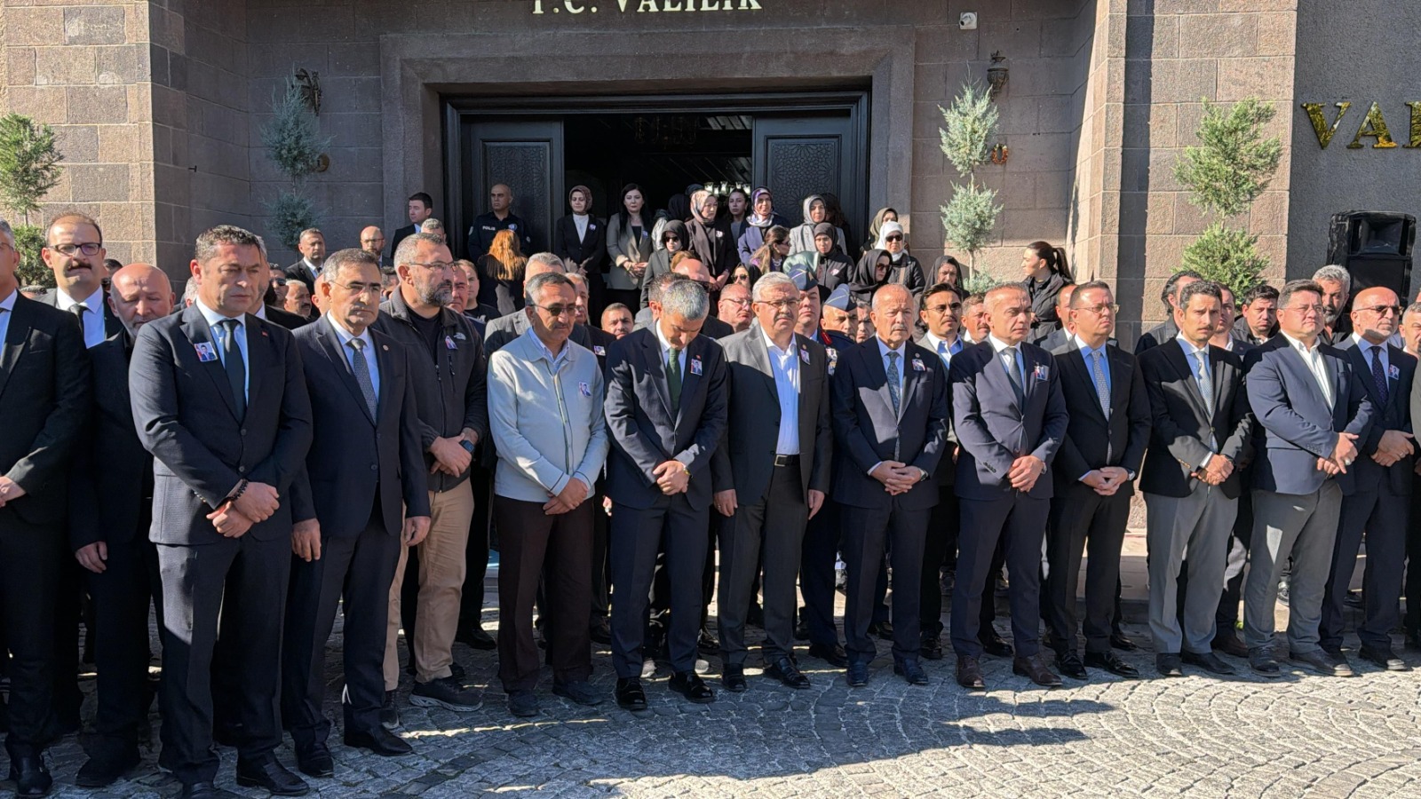 Valilik önünde İhsan Ayrancı’ya veda 1 Valilik önünde İhsan Ayrancı’ya veda