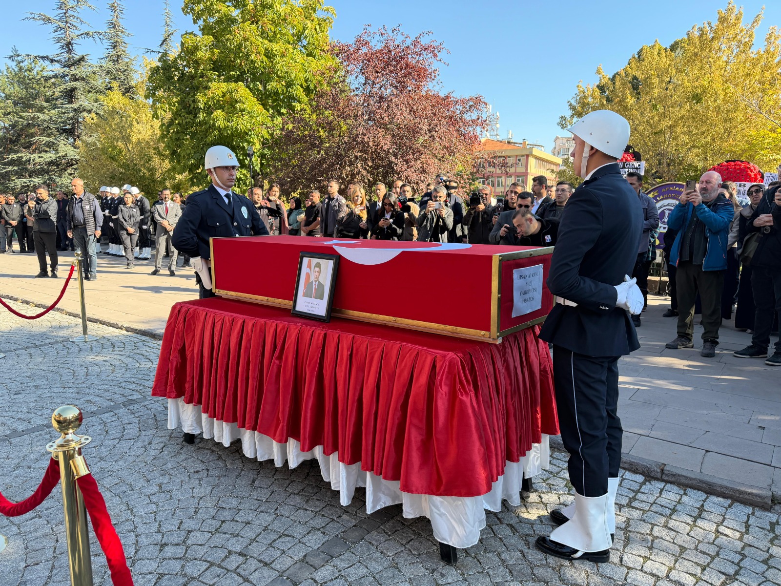 Valilik önünde İhsan Ayrancı’ya veda 6 Valilik önünde İhsan Ayrancı’ya veda