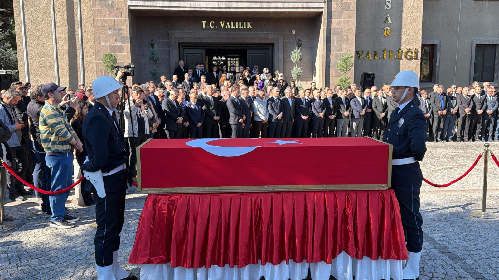 Valilik önünde İhsan Ayrancı’ya veda 7 Valilik önünde İhsan Ayrancı’ya veda