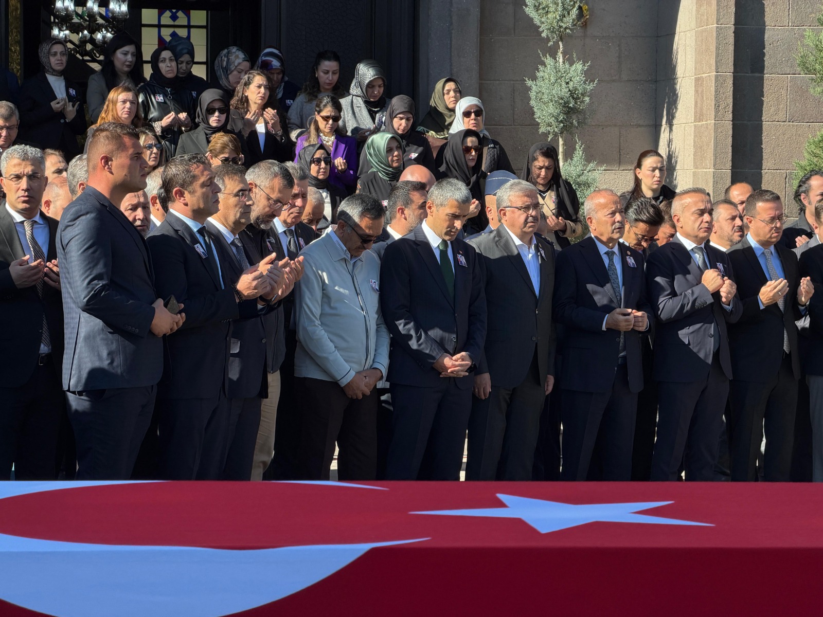 Valilik önünde İhsan Ayrancı’ya veda 5 Valilik önünde İhsan Ayrancı’ya veda