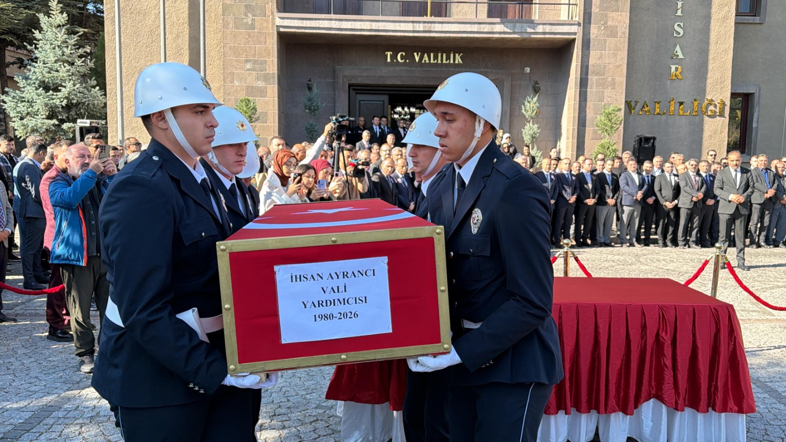 Valilik önünde İhsan Ayrancı’ya veda 4 Valilik önünde İhsan Ayrancı’ya veda