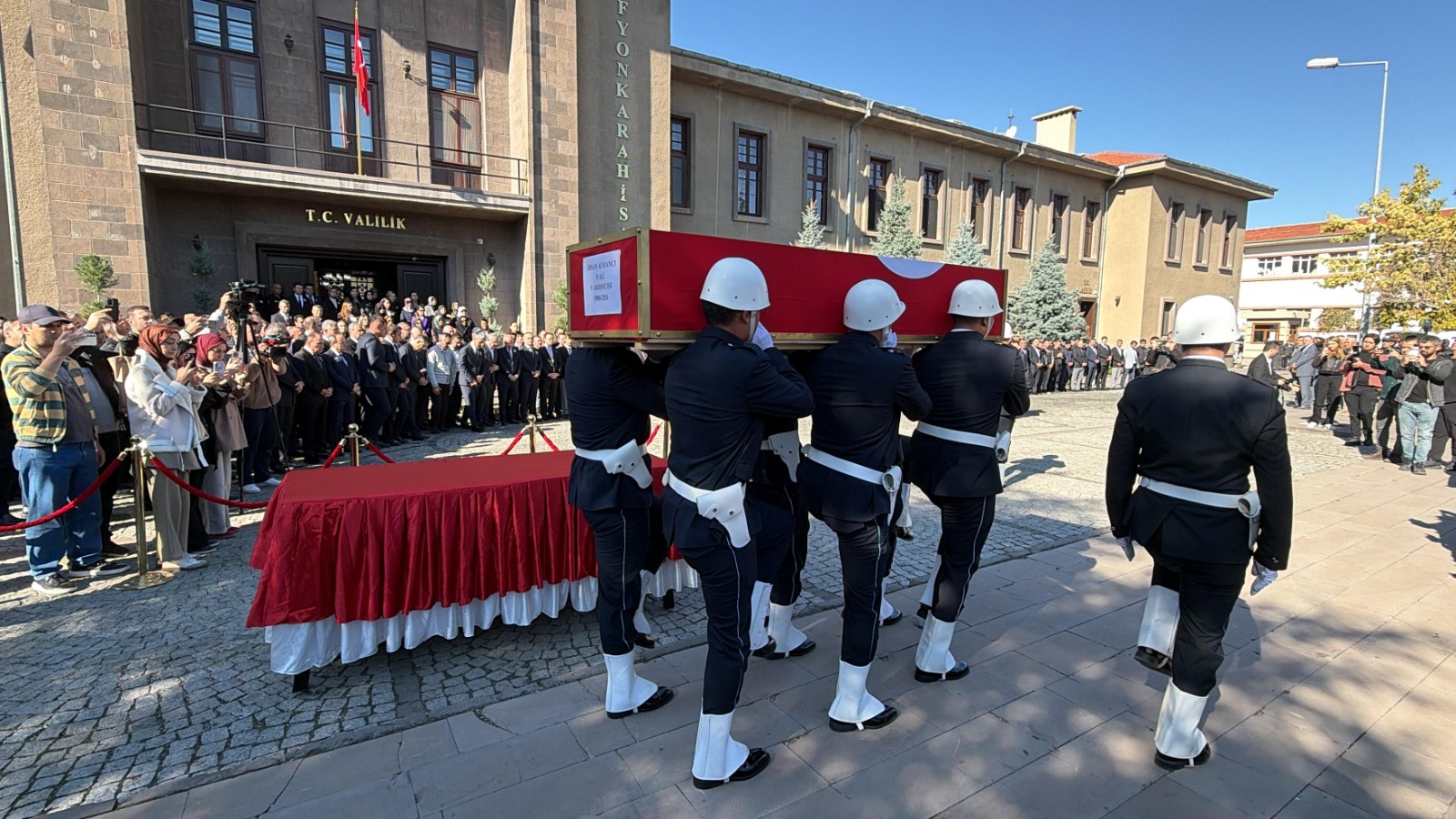 Valilik önünde İhsan Ayrancı’ya veda 8 Valilik önünde İhsan Ayrancı’ya veda